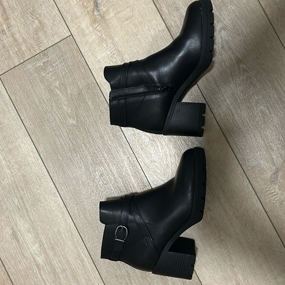 Naturalizer Black Ankle Boots - Picture 1 of 4